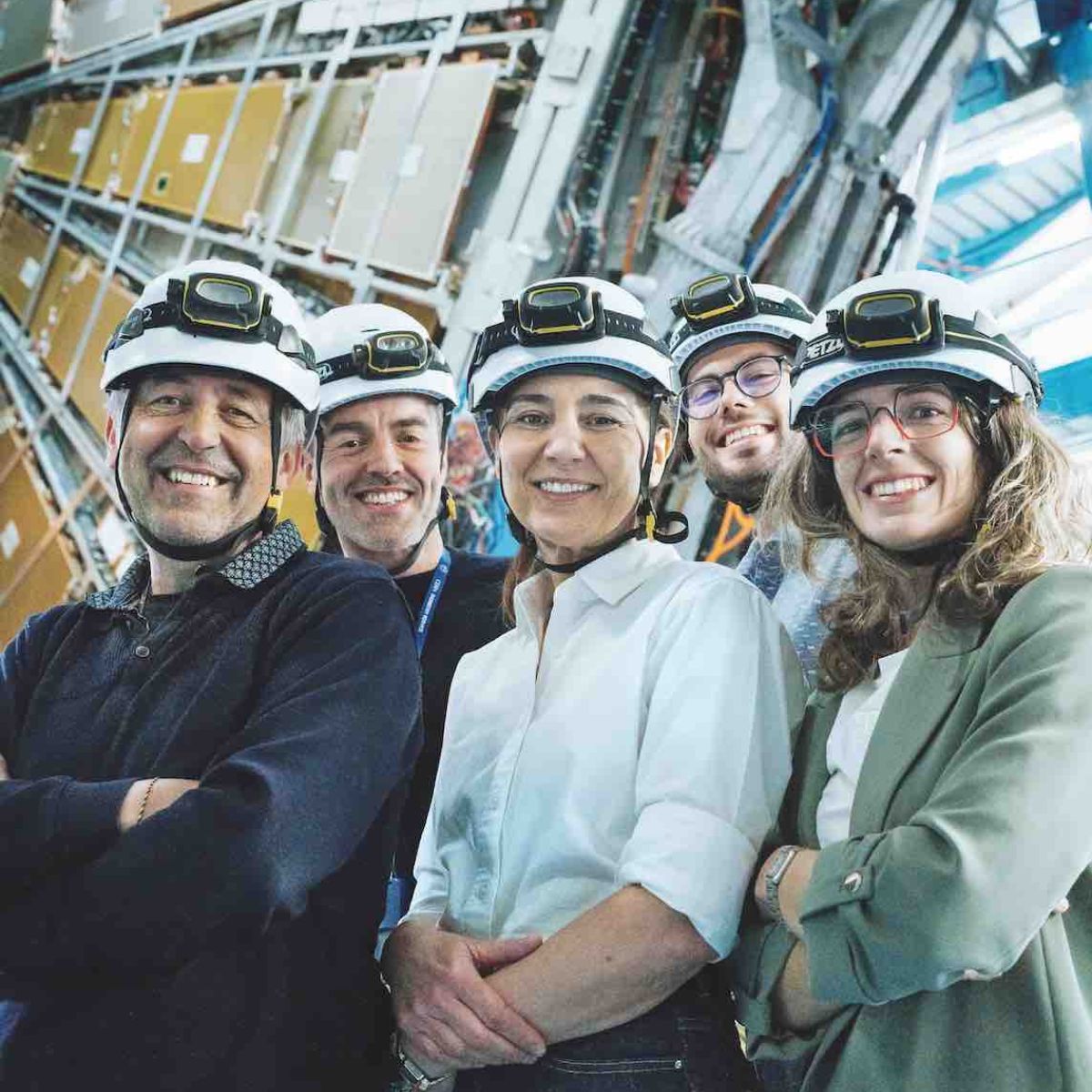 Cinco españoles en el centro del universo, en busca de nuevas partículas elementales