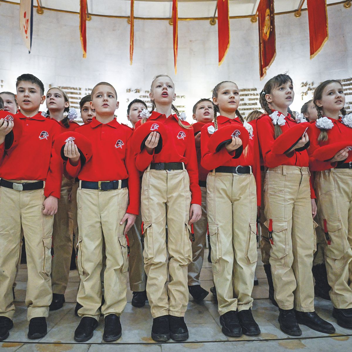 Los 'niños soldado' de Putin: cómo el Kremlin ha adoctrinado a toda una generación